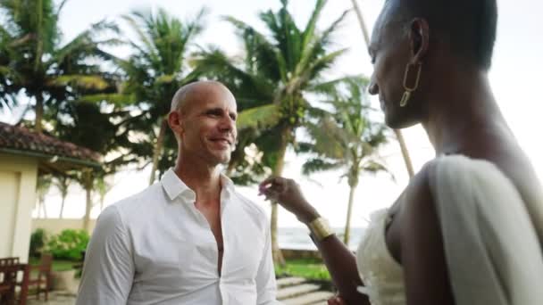 Dva Multietničtí Muži Flirtují Stejné Sexuální Svatbě Nebinární Nevěsta Milující — Stock video