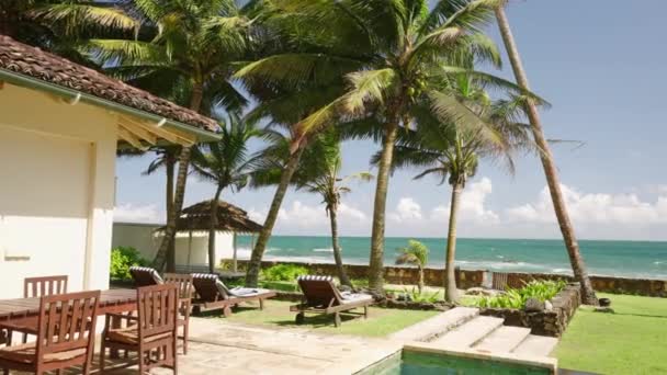 从别墅到海洋的海景 常绿棕榈树 草坪和日光浴的休憩地 令人叹为观止 带有庭院的豪华旅游胜地 在热带岛屿上享受夏天 — 图库视频影像