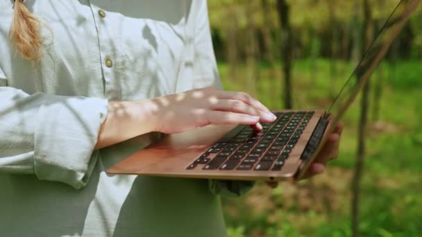 Vrouwelijke Boer Met Laptop Inspecteren Kalebas Oogst Plantaardige Boerderij Het — Stockvideo