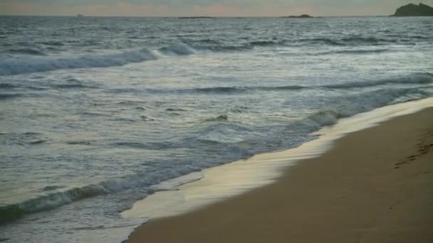 Klares Blaues Meer Mit Wellen Die Auf Den Sandstrand Vordergrund — Stockvideo