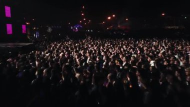 2021-08-06 - Mariupol Şehir Festivali, Ukrayna. Gece müzik festivali seyircilerinin canlı sahne ışıkları altında dans edip, açık havada konser veren enerji fanlarının canlı görüntülerini kaydediyor..