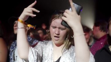 2021-08-06 - Mariupol Şehir Festivali, Ukrayna. Hayranlar dans eder, selfie çeker, ritm tutar. Gece müzik festivalindeki kalabalık canlı performansın keyfini çıkarıyor. Enerjik atmosfer, gençlik kültürü, eğlence etkinliği.