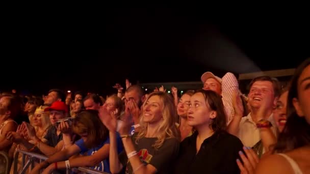 2021 Mariupol City Festival Ουκρανία Θαυμαστές Ζητωκραυγάζουν Ενεργητικοί Χοροί Στο — Αρχείο Βίντεο
