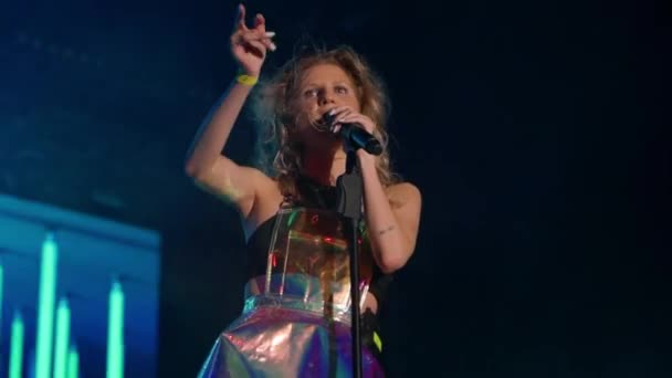 2021 Mariupol Şehir Festivali Ukrayna Holografik Kıyafetli Şarkıcı Seyirciyle Karşılaşır — Stok video