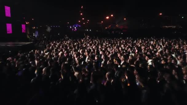 2021 06年 乌克兰Mariupol City Festival 在无人驾驶飞机上拍摄的夜间音乐节人群在充满活力的舞台灯光下翩翩起舞的镜头 捕捉了现场活动的能量粉丝们欣赏室外音乐会的情景 — 图库视频影像