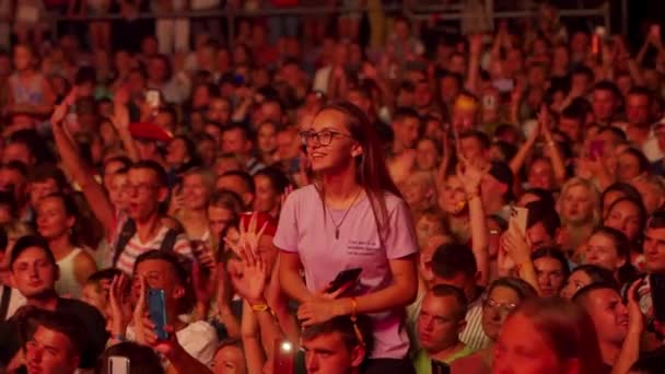 2021 Mariupol City Festival Ukraina Ung Kvinna Glasögon Njuter Konsert — Stockvideo