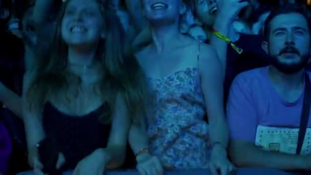 2021 ウクライナ マリポール シティ フェスティバル エネルギッシュな観客は 活気に満ちた光の中でスマートフォンでイベントをキャプチャします ナイトミュージックフェスティバル ダンス ライブコンサートを楽しむファンの群衆 — ストック動画
