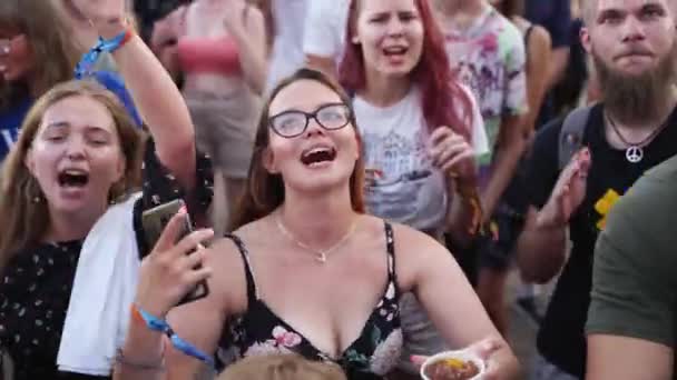 2021 Mariupol City Festival 우크라이나 성인들은 관객들 사이에서 셀카를 봅니다 — 비디오