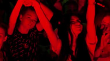 2021-08-07 - Mariupol Şehir Festivali, Ukrayna. Genç izleyiciler kollarını kaldırarak konser vermeyi seviyorlar. Gece müzik festivalinde enerjik kalabalık dans ediyor, canlı sahne ışıkları heyecanlı hayranları aydınlatıyor.