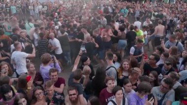 2021-08-08 - Mariupol Şehir Festivali, Ukrayna. Hayranlar dans eder, dans eder, canlı müzikten zevk alır açık hava mekanı, anı yakalar. Rock festivalindeki enerjik kalabalık Kis Kis grubunun performansı sırasında ölüm duvarı oluşturdu.