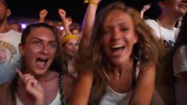 2021-08-07 - Mariupol Şehir Festivali, Ukrayna. Kalabalık gece müzik festivalini, hayranların dansını, en sevdiği grubu, yakın plan duygularını, heyecanı, gençlik kültürü akıllı telefon kayıtlarını seviyor.