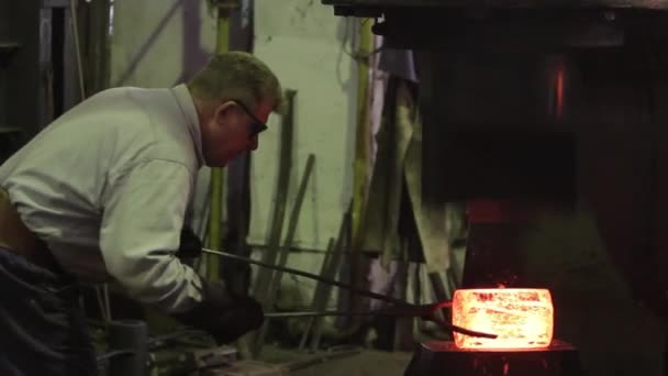 2013 01年 乌克兰Mariupol 阿佐夫修船厂熟练的工人用铁锤 体力劳动 工业生产工艺在铁锤上塑造热金属 — 图库视频影像