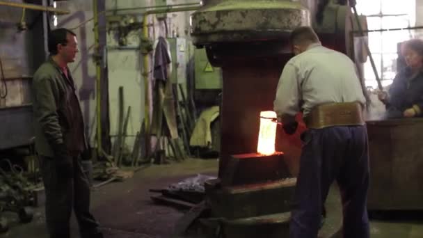 2013 01年 乌克兰Mariupol 阿佐夫修船厂钢厂金属锻造厂操作钢制重型机械的产业工人 包括高强度加热和锤击工艺 — 图库视频影像