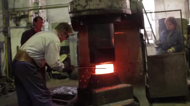 2013 01年 乌克兰Mariupol 阿佐夫修船厂研磨机组成型熔融材料 制造过程捕获 产业工人在一家重型机械金属制造厂锻造热钢 — 图库视频影像