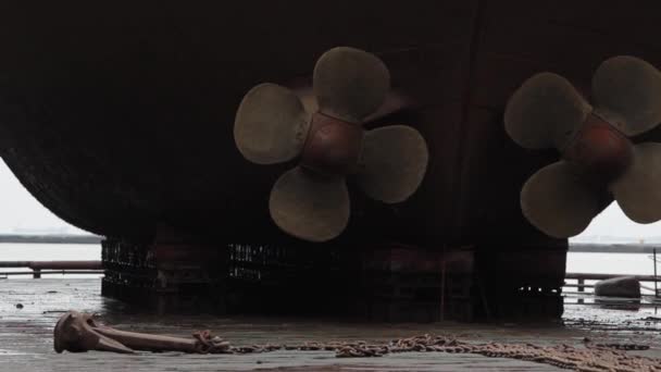 2013 Mariupol Ukrayna Azov Gemi Tamirhanesi Şçiler Geminin Gövdesini Inceleyip — Stok video