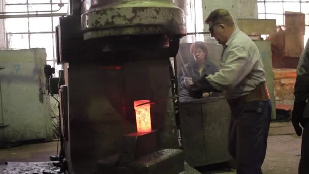 2013 01年 乌克兰Mariupol 阿佐夫修船厂团队形成加热的金属 火花在工厂的氛围中飘扬 工厂工人用锤子机锻造热钢 — 图库视频影像