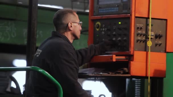2013 マリポール ウクライナ アゾフ造船所 労働者は工場で産業用プラズマカッターを運営している 男性の技術者は機械設定 プロセス金属の製造を調節します 重機コントロール — ストック動画
