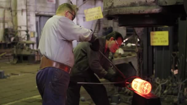 2013 01年 乌克兰Mariupol 阿佐夫修船厂手工工艺精密元件 工人在工业锻造中塑造热金属 在工厂的铁锤上锤击发光钢 — 图库视频影像