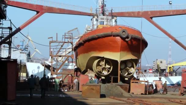 2013 ウクライナのマリポール アゾフ造船所 労働者は浮遊ドック 溶接船体 プロペラ 修理船の船を修理する 造船所でのエンジニアリングプロジェクト 海洋産業の映像 — ストック動画