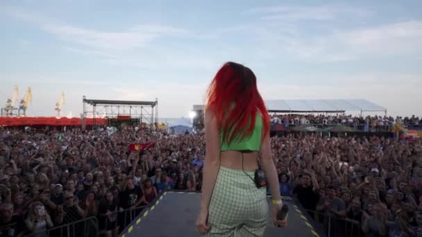 2021 Mariupol Şehir Festivali Ukrayna Kızıl Saçlı Şarkıcı Tezahürat Yapan — Stok video