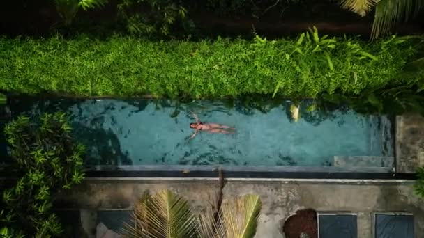 Viajero Individual Disfruta Agua Serena Entorno Tropical Para Relajación Bienestar — Vídeos de Stock
