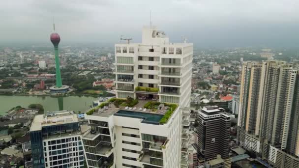 Arquitectura Moderna Rascacielos Rodean Monumentos Históricos Paisaje Urbano Aéreo Colombo — Vídeo de stock