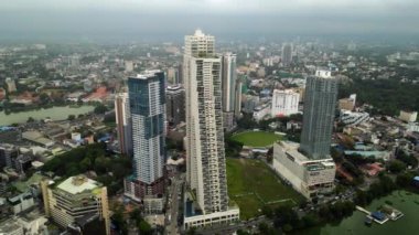 Kentsel gelişim, Sri Lanka başkentinin iş bölgesi ele geçirildi. Drone modern Colombo gökdelenleri, şehir mimarisi, işlek sokaklar, parklar ve Lotus Kulesi ile gökdelenleri sunar..