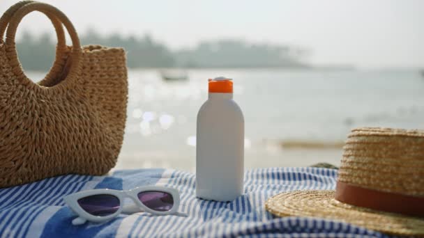 Καλοκαιρινές Διακοπές Αμμώδη Ακτή Φόντο Στη Θάλασσα Απαραίτητα Υλικά Παραλίας — Αρχείο Βίντεο