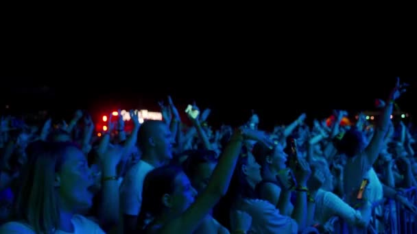 2021 Mariupol City Festival Ukrajina Fanoušci Zvednutýma Rukama Užívají Koncert — Stock video