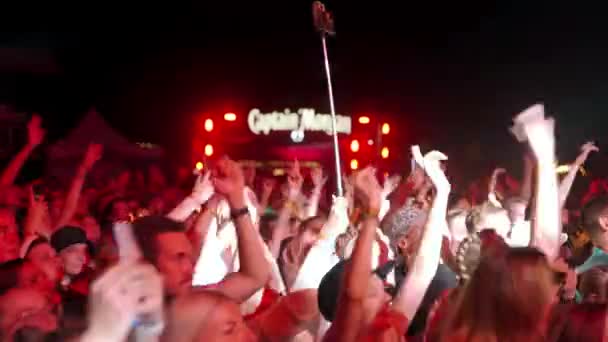 2021 07年 乌克兰Mariupol City Festival 兴奋的观众喜欢抓住室外活动的气氛 在夜晚的音乐节上 热烈的人群 歌迷们欢呼着 高举双手在舞台灯光下跳舞 — 图库视频影像