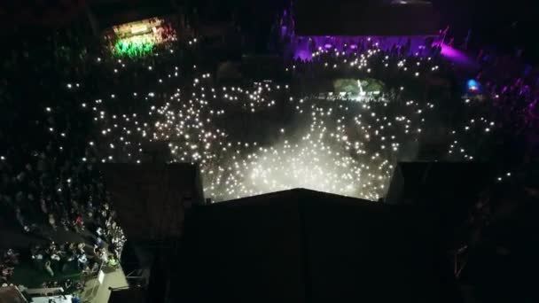 2021 マリポルシティフェスティバル ウクライナ 興奮する観客はバンドのパフォーマンスを楽しんで 会場で瞬間を記録します ミュージックフェスティバルステージで撮影された空中撮影 夜明けに電話をかけたファンの群衆 — ストック動画