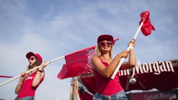 2021 Mariupol City Festival Ukraine Attractive Hostesses Wave Flags Beachside — Stock Video