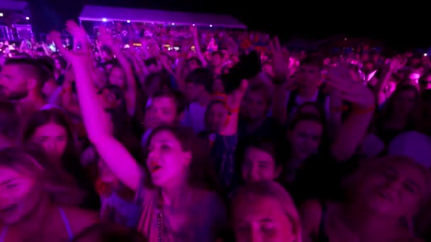 2021 06年 乌克兰Mariupol City Festival 粉丝们喜欢现场音乐会 户外活动的派对氛围 五彩缤纷的舞台灯火通明的夜晚音乐节上活跃的人群舞动 — 图库视频影像