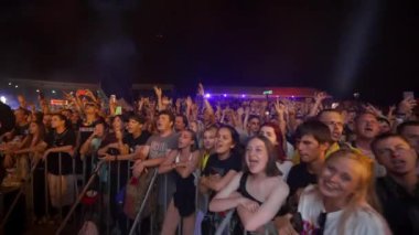 2021-08-08 - Mariupol Şehir Festivali, Ukrayna. Canlı bir gece etkinliği, canlı konserin, enerjik atmosfer ışıklarının hayranları. Açık hava müzik festivalindeki heyecanlı kalabalık, insanlar dans ediyor, sahne kenarında tezahürat yapıyor..