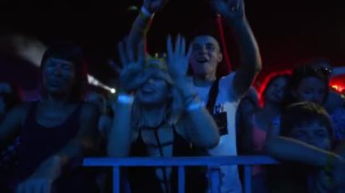 2021-08-06 - Mariupol Şehir Festivali, Ukrayna. Mutlu hayranlar etkinliğin tadını çıkarıyor, gençler bunu el üstünde kutluyor. Gece müzik festivalindeki enerjik kalabalık canlı konser ritmi için dans ediyor.