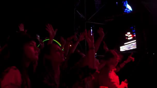2021 Мариупольский Городской Фестиваль Украина Любители Поднятыми Руками Наслаждаются Концертной — стоковое видео