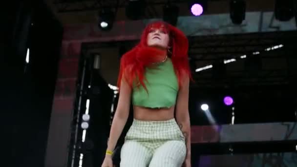 2021 マリポルシティフェスティバル ウクライナ 緑の作物のトップにエネルギッシュな女性ボーカリスト 配置されたズボンは群衆を巻き込む キスキス 赤毛のシンガーがアウトドアミュージックフェスティバルでステージに出演 — ストック動画
