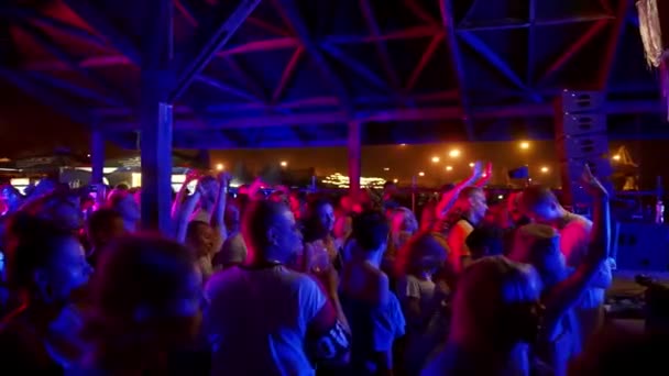 2021 Мариупольский Городской Фестиваль Украина Толпа Наслаждается Живой Ночью Музыкальном — стоковое видео