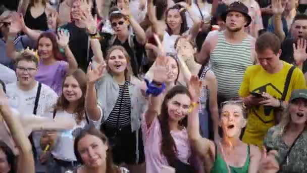 2021 Mariupol City Festival Ukraina Różnorodna Grupa Młodych Ludzi Wyraża — Wideo stockowe