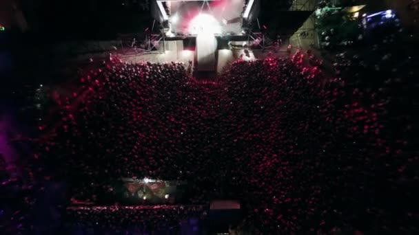 2021 ウクライナ マリポール シティ フェスティバル ファンはライブイベントを楽しんでいる 空中ドローンナイトライフシーンは ステージライト付きの混雑した音楽フェスティバルをキャプチャし 都市部のオープンエアコンでの観客 — ストック動画