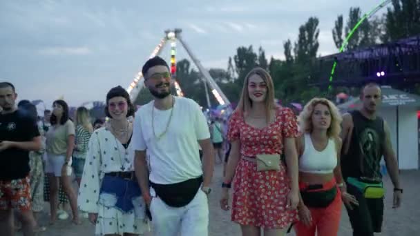 2021 Mariupol City Festival Ukraina Grupa Modnych Strojach Okulary Słoneczne — Wideo stockowe