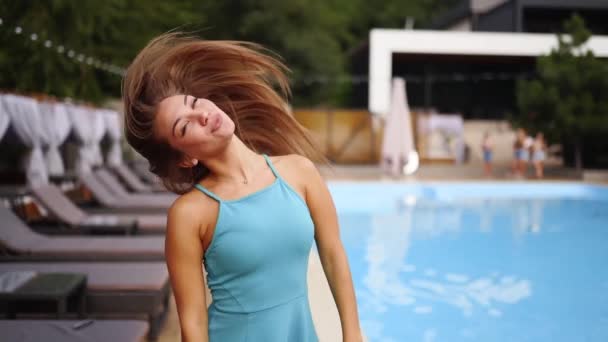 Ładna Kobieta Pozuje Pobliżu Basenu Leżaków Niebieskiej Sukience Pokazuje Długie — Wideo stockowe