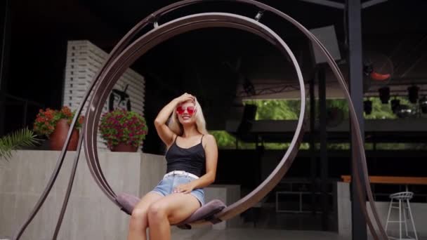 Menina Sorridente Atraente Posando Sentado Montando Swing Balcão Bar Clube — Vídeo de Stock