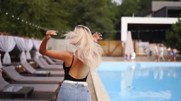 Atrakcyjne Blond Włosy Kobieta Model Odwraca Się Obraca Pozuje Basenie — Wideo stockowe