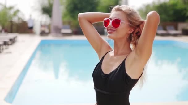 Blondynka Tańcząca Sesję Zdjęciową Czerwonych Okularach Przeciwsłonecznych Spodenkach Strojach Kąpielowych — Wideo stockowe