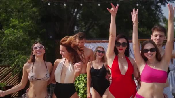 Grupa Przyjaciół Kolorowe Bikini Spaceru Basenie Luksusowym Klubie Odkryty Taras — Wideo stockowe