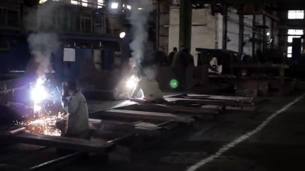 2013 15年 乌克兰Mariupol 阿佐夫造船厂在工业车间的制造过程中 保护齿轮的焊机与金属部件连接 火花飞扬 工厂的金属加工工艺 — 图库视频影像