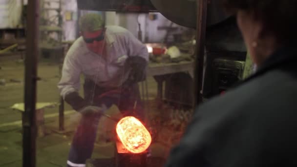 2013 01年 乌克兰Mariupol 阿佐夫修船厂产业工人在工厂锻钢 在炉膛中加热发光金属 观察工艺工艺和制造现场 — 图库视频影像