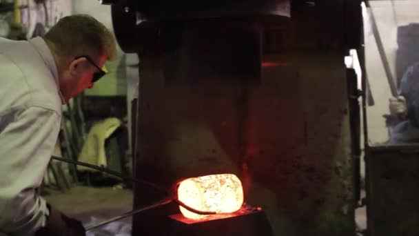 2013 01年 乌克兰Mariupol 阿佐夫修船厂工业环境 手工成型 发光钢 工人用铁锤锻造熔融的金属 冶金工艺 — 图库视频影像
