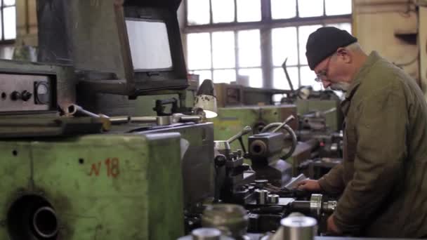 2013 Mariupol Ucrania Azov Astillero Reparación Mecanizado Metal Trabajo Hábil — Vídeos de Stock